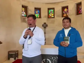 El Padre Luis Toro y el Padre Marcos Galvis en una capilla de Fátima