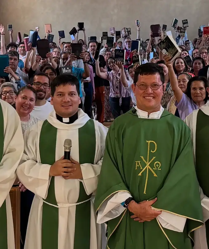 El Padre Marcos Galvis y el Padre Luis Toro con los peregrinos