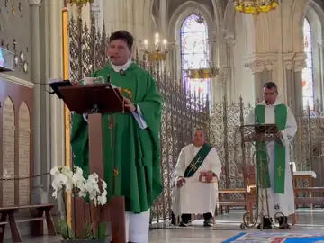 Los dos padres celebrando misa en Lourdes